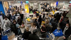 FOTO: Ikea 'Diserbu' Warga Jelang Angkat Kaki dari Rusia