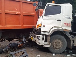 Pemotor Luka Parah Usai Tabrak 2 Truk yang Adu Banteng di Bekasi
