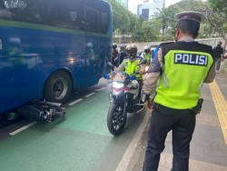 Kecelakaan Terjadi di Semanggi Arah Senayan, Motor Masuk Kolong Bus