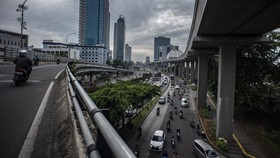 Pipa Bocor di Gatot Subroto Semanggi, Air Menyembur Tinggi