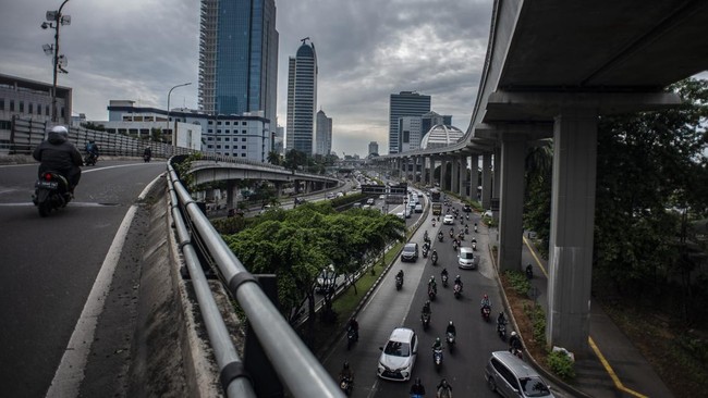 Air terlihat menyembur cukup tinggi dan membasahi jalan dari pipa bocor di Jalan Gatot Subroto, Semanggi. Lalu lintas diarahkan untuk melintas di jalur kiri.