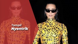 img-title Kim Kardashian Tampil Dibalut Lakban Balenciaga di PFW 2022
