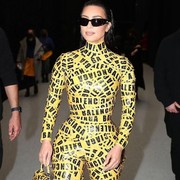 Kim Kardashian Kenakan Busana Berhiaskan Lakban Saat Hadir di Paris Fashion Week