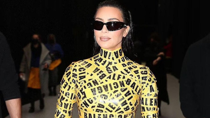 Kim Kardashian Kenakan Busana Berhiaskan Lakban Saat Hadir di Paris Fashion Week