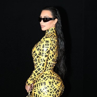 Hadiri Paris Fashion Week 2022, Tubuh Kim K Penuh Selotip Kuning Modis