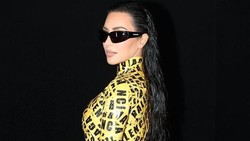 Hadiri Paris Fashion Week 2022, Tubuh Kim K Penuh Selotip Kuning Modis