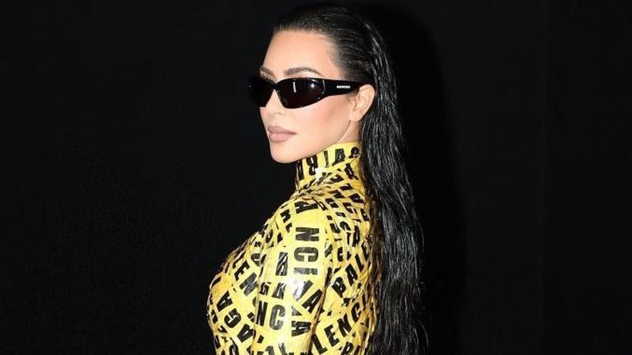 Kim Kardashian Dibungkus Selotip Balenciaga di Paris Fashion Show