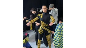 Kim Kardashian Pakai Tape 'Lem' Dress ke Show Balenciaga