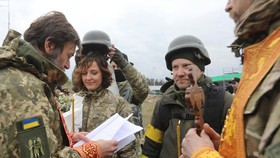 FOTO: Sejoli Tentara Ukraina Menikah di tengah Huru-hara Invasi Rusia