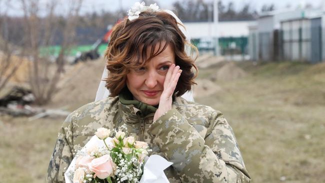 Label mode Ukraina, Milla Nova, yang dikenal dengan koleksi gaun pengantinnya, kini memproduksi pakaian untuk tentara dan tenaga medis di medan perang.