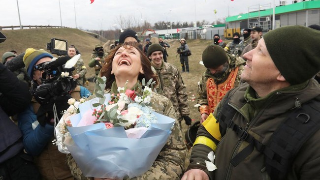 FOTO: Sejoli Tentara Ukraina Menikah di tengah Huru-hara Invasi Rusia