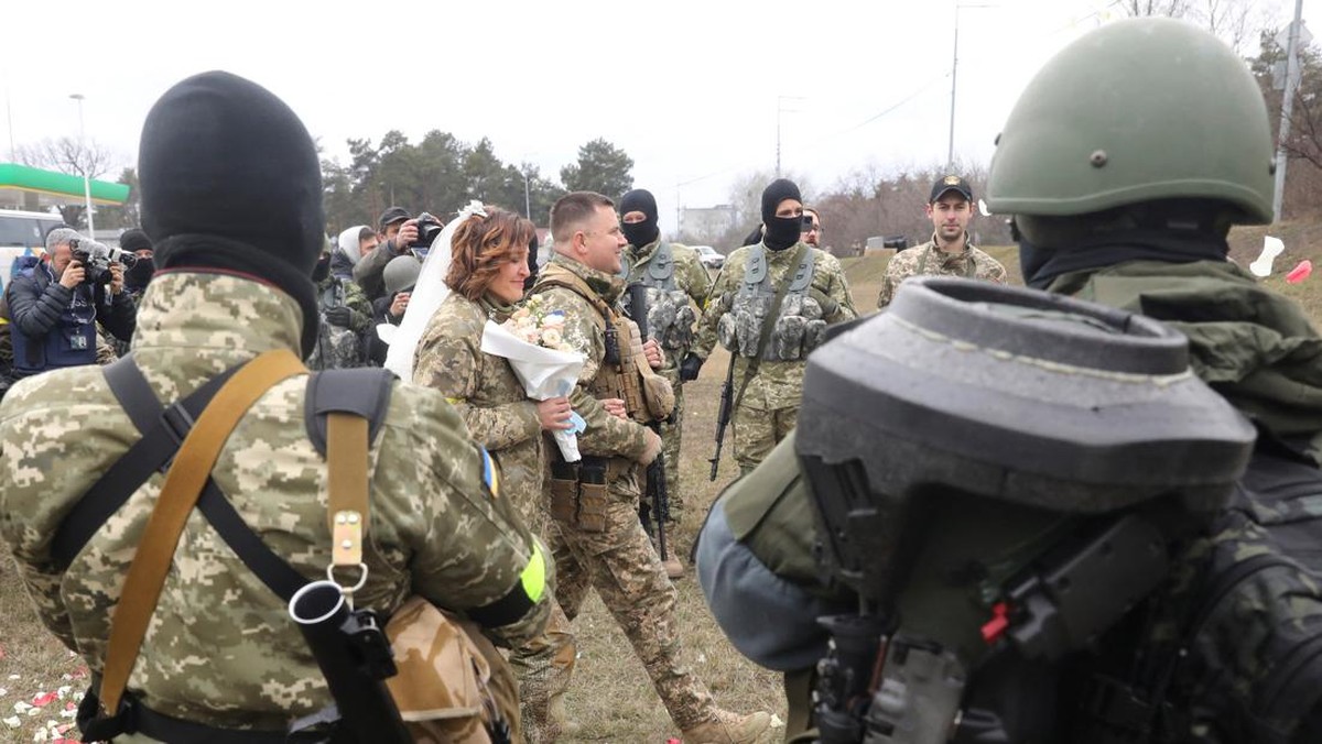 FOTO: Sejoli Tentara Ukraina Menikah di tengah Huru-hara Invasi Rusia