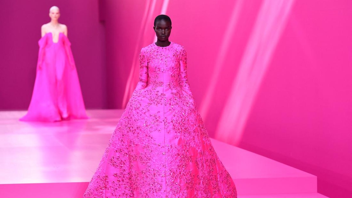 FOTO: Valentino dan Kejutan Serba Shocking Pink