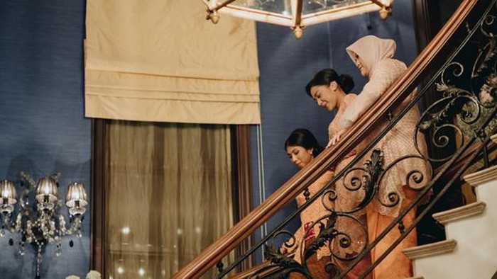 Pada Sabtu (5/3) lalu, lamaran Putri Tanjung dan kekasih, Guinandra Jatikusumo berlangsung lancar di rumah Keluarga Chairul Tanjung di Menteng, Jakarta Pusat. /Foto: Dok. Morden.co