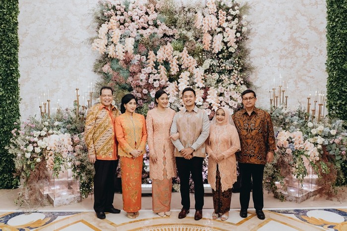Putri Tanjung sendiri saat ini tengah disibukkan sebagai CEO Transmedia Digital Lifestyle Group, yang membawahi media lifestyle di lingkungan CT Corp. Perempuan yang merupakan lulusan dari Academy of Art Univesity San Fransisco, AS, ini pada usia ke-23 juga ditunjuk Presiden Joko Widodo sebagai Staf Khusus Presiden. /Foto: Dok. Morden.co