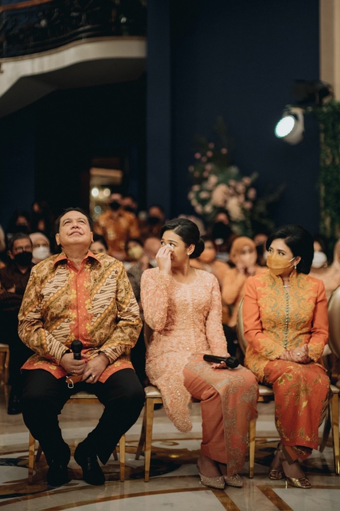Pada acara lamaran kemarin, berlangsung khidmat sekaligus penuh kekeluargaan dan tawa. Prosesi lamaran ini dijalankan dengan protokol kesehatan yang ketat, serta dengan jumlah tamu undangan yang terbatas, yaitu hanya dihadiri oleh kedua keluarga Putri dan Andra. /Foto: Dok. Morden.co