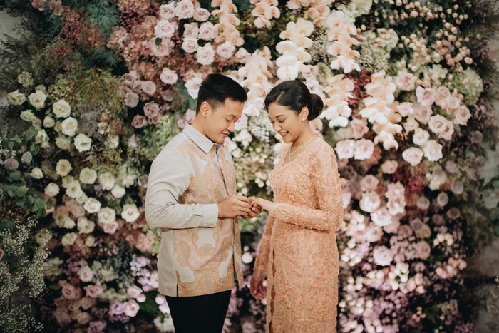 Puncak prosesi lamaran berjalan lancar, ketika Putri menyatakan kesediaannya dipinang Andra. Cincin dan kalung menjadi penanda keseriusan Andra meminang Putri sebagai istri untuk membangun rumah tangga bersama. /Foto: Dok. Morden.co