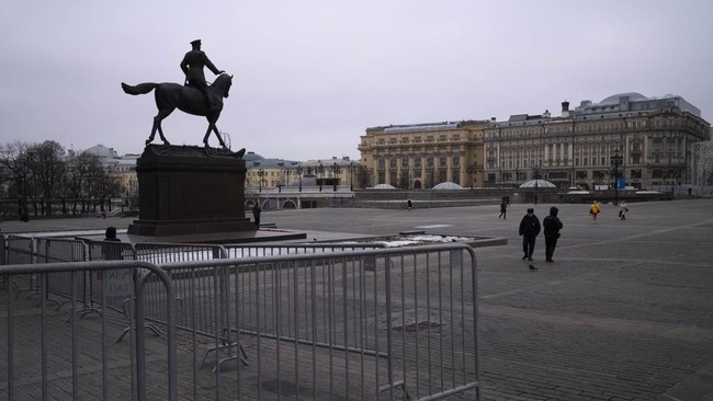Rusia telah menginvasi Ukraina selama setahun sejak 24 Februari 2022. Usai operasi ini, Kremlin banjir sanksi dan kecaman.