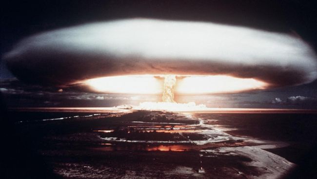 Sebuah video menampilkan simulasi dampak bom nuklir via virtual reality. 