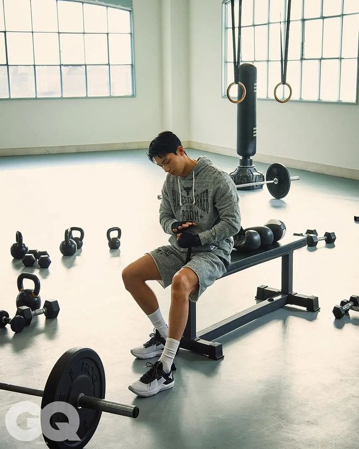 Pada Februari lalu, majalah pria Korea, GQ, merilis beberapa foto dari pemotretan Wi Ha Joon bersama dengan brand sport global, Under Armour./ Foto: twitter.com/kpopers_family