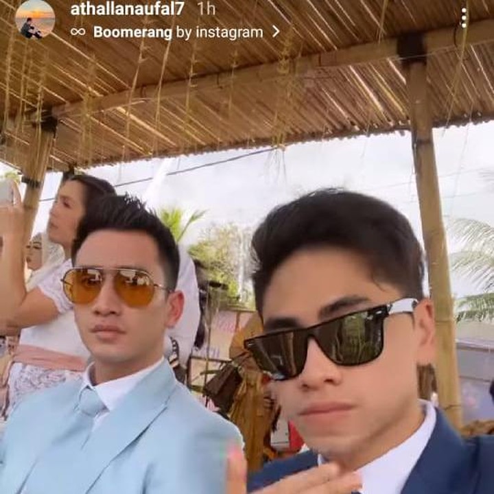 <p>Kedua putra Venna Melinda, Verrell dan Athalla tidak lupa mengabadikan momen penting itu di media sosial mereka. Kakak beradik ini terlihat tampan dalam balutan jas bernuansa warna biru. (Foto: Instagram @athallanaufal7)</p>