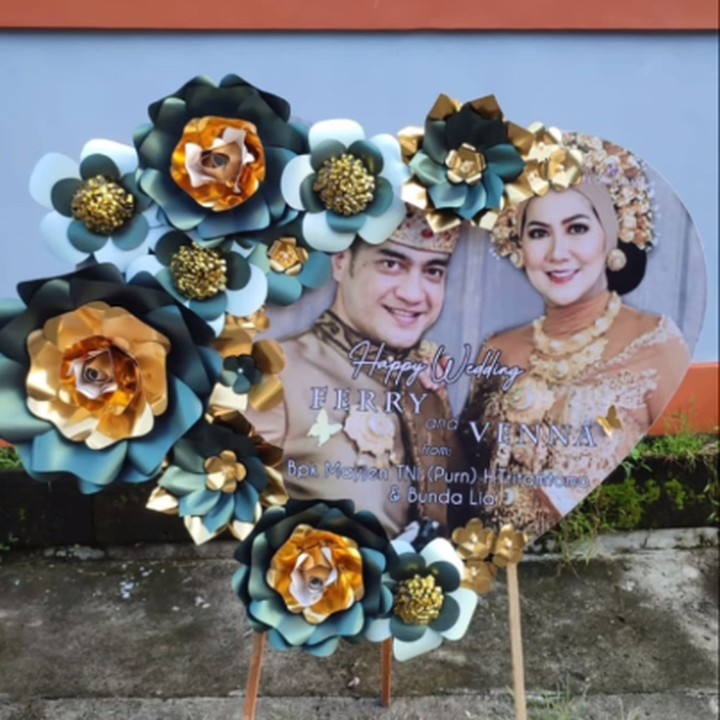<p>Beberapa kerabat Venna Melinda dan Ferry Irawan yang tidak bisa hadir juga mengirimkan rangkaian bunga dan ucapan selamat untuk pasangan ini. (Foto: Instagram @vennamelindareal)</p>