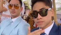 <p>Kedua putra Venna Melinda, Verrell dan Athalla tidak lupa mengabadikan momen penting itu di media sosial mereka. Kakak beradik ini terlihat tampan dalam balutan jas bernuansa warna biru. (Foto: Instagram @athallanaufal7)</p>