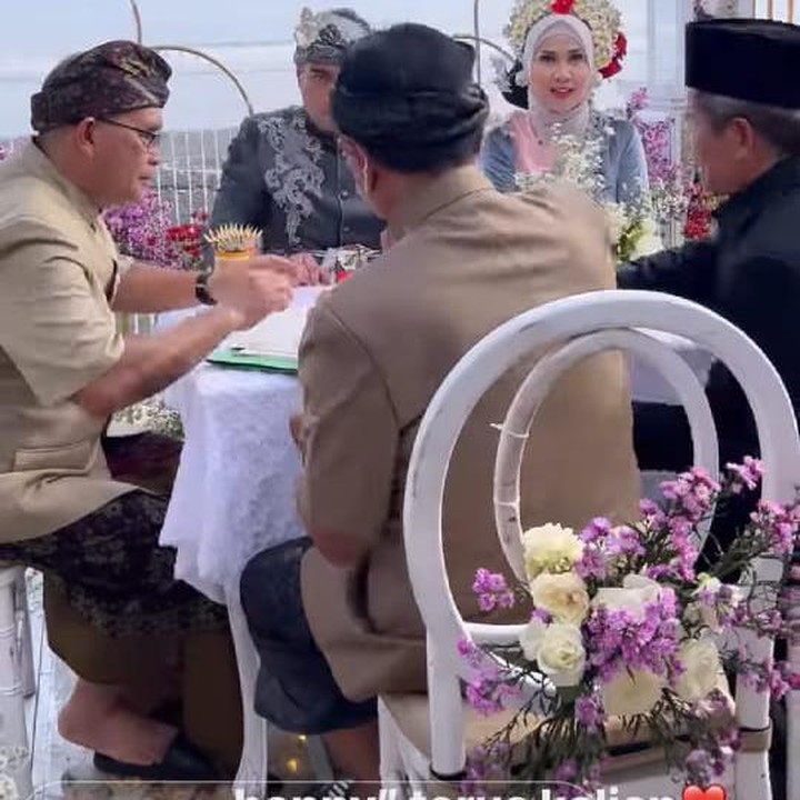 <p>Acara pernikahan digelar di tepi pantai, Bunda. Pasangan ini kompak mengenakan busana pengantin khas Bali dengan sentuhan warna abu-abu. (Foto: Instagram @athallanaufal7)</p>