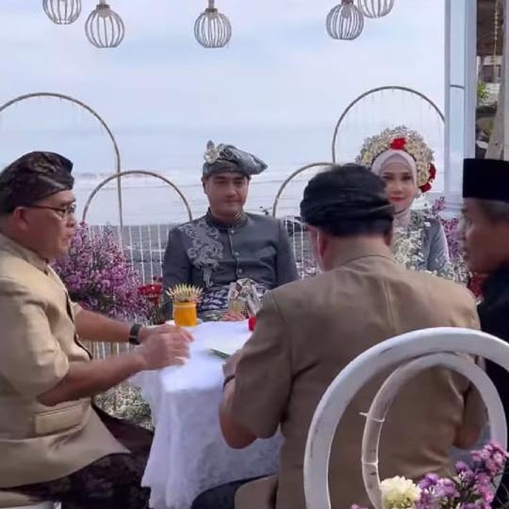 <p>Venna Melinda dan Ferry Irawan akhirnya resmi menjadi suami istri. Mereka melangsungkan pernikahan di Bali hari ini, Senin (7/3/2022). (Foto: Instagram @athallanaufal7)</p>