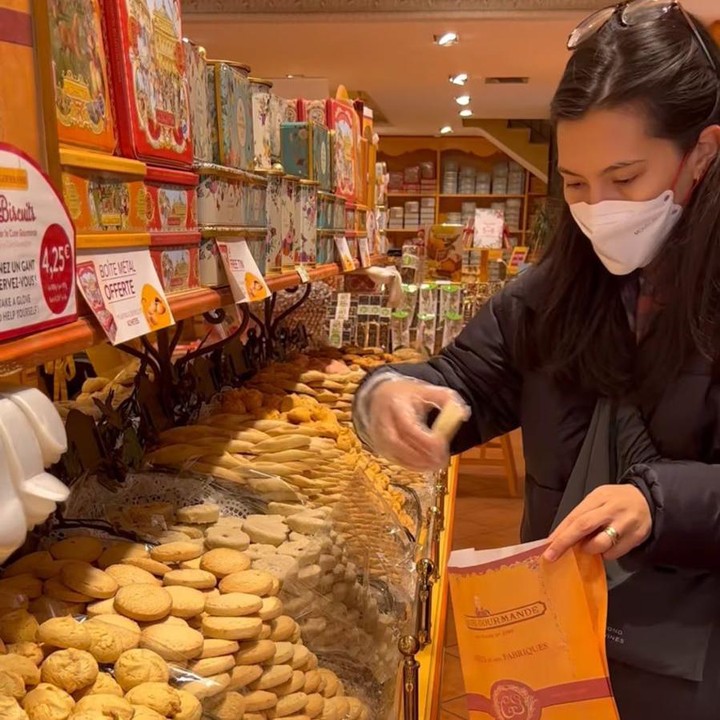 <p>Sarah mengaku kalau sebelumnya, ia akan langsung mengunjungi kota Paris, Bunda. Namun, kali ini ia memutuskan untuk pergi ke daerah selatan Prancis, tepatnya di kota Marseille. (Foto: Instagram: @sarahcandra)</p>