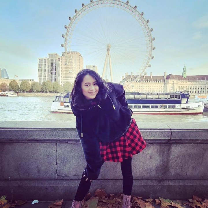 <p>Gadis yang baru saja memenangkan kompetisi nasional di Inggris itu tumbuh menjadi perempuan cantik nan modis. Lewat Instagram, Serra tidak hanya memperlihatkan gambar-gambar karyanya saja. Ia juga hobi mengunggah deretan potret OOTD, lho. (Foto: Instagram @serra_abbie)</p>