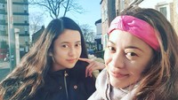<p>Anak pertama Angie dan Habibie bernama Serra Abbie Luthena. Siapa sangka, Serra ternyata tumbuh menjadi gadis cantik yang mirip dengan sang ibunda. Tak hanya paras yang cantik, Angie Virgin juga menurunkan bakat di bidang seni pada sang putri. (Foto: Instagram @angie_virgin)<br /><br /><br /></p>