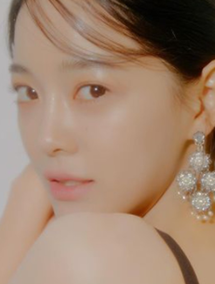 Setelah bercerai, Kim Se Jeong tidak pernah melihat wajah ayahnya selama lebih dari 10 tahun. Saat ini, ayah Se Jeong diketahui tinggal dan bekerja di Indonesia./ foto: instagram.com/clean_0828