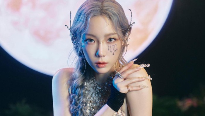 Detail Aksesori Taeyeon yang Bikin Tampilan Secantik Dewi Yunani di MV INVU