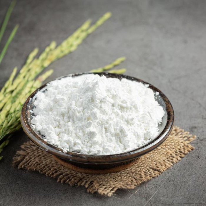 Tepung beras merupakan eksfoliator alami yang sangat baik, lembut, dan efektif. Untuk memanfaatkannya, kamu bisa membuat scrub wajah alami menggunakan tepung beras dan madu.