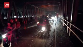 VIDEO: Serangga Klaper Sebabkan Pemotor Di Mojokerto Terjatuh