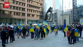 VIDEO: Warga Keturunan Ukraina Kibarkan Bendera Raksasa di Chicago