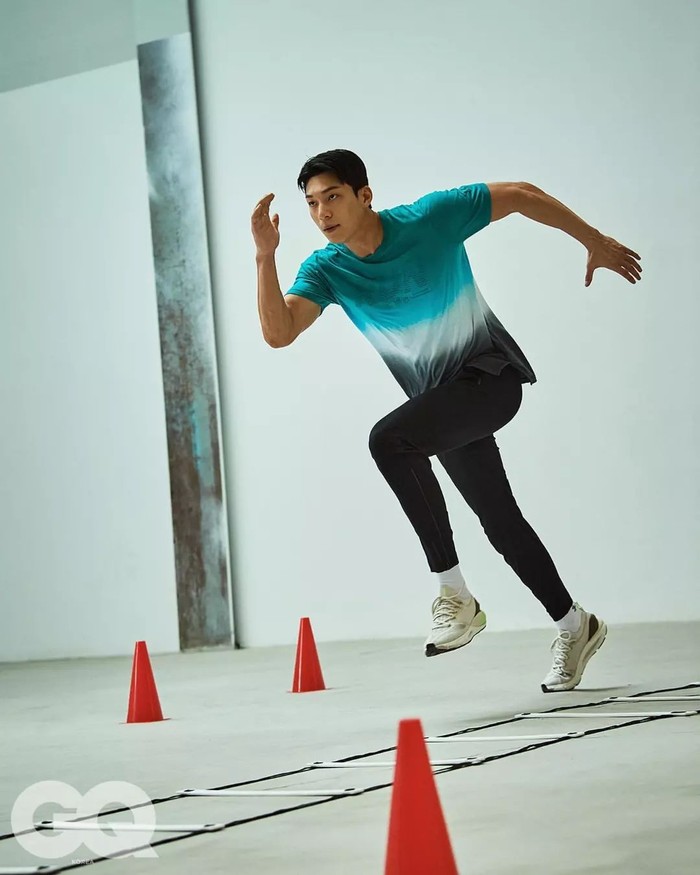 Tidak hanya itu saja, dalam pemotretan bersama Under Armour ini, Wi Ha Joon juga menunjukkan keluwesan dalam beberapa olahraga lain seperti lari dan basket./ Foto: twitter.com/kpopers_family