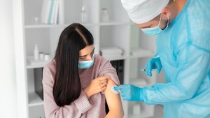 Kasus Covid-19 Naik Lagi, Yuk Segera Vaksin Booster karena Akan Jadi Syarat Terbaru Masuk Mal!