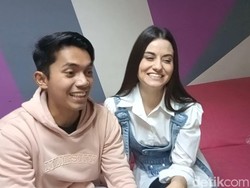 Pesinetron Ady Sky Kini Lengket dengan Bule Cantik Loyd Christina