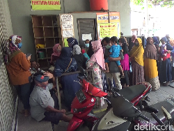 Emak-emak di Lumajang Rela Antre Sebelum Swalayan Buka Demi Minyak Goreng Murah