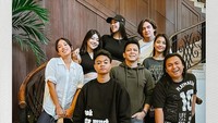 <p>Sebelum menyaksikan acara fashion show, Ariel NOAH mengajak putrinya untuk foto bersama rombongan artis dan selebgram, nih. (Foto: Instagram @arielnoah)</p>