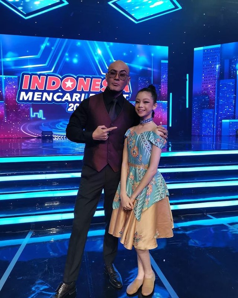 Azka Corbuzier menjadi sorotan usai memperkenalkan Nada, putri angkat ayahnya Deddy Corbuzier. Yuk, intip potret mereka!