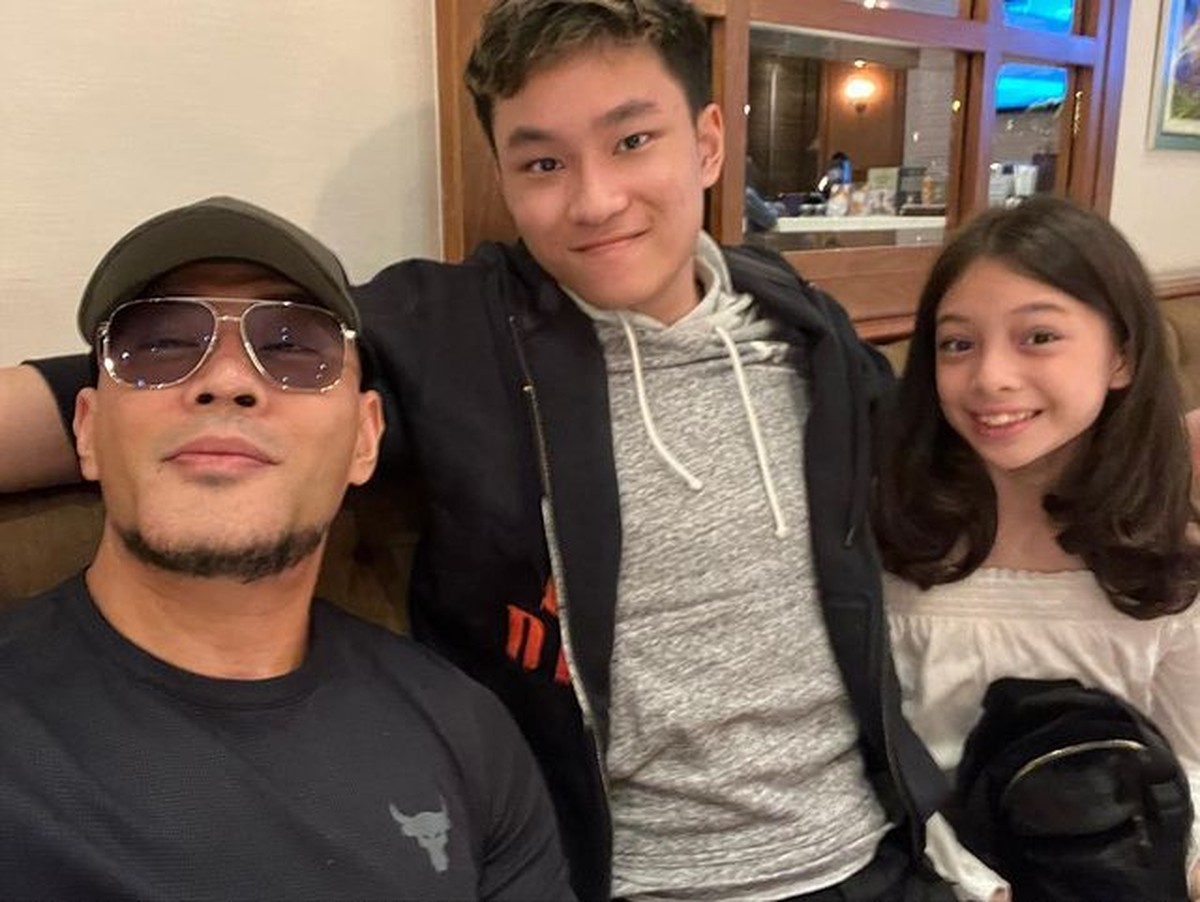 Azka Corbuzier menjadi sorotan usai memperkenalkan Nada&comma; putri angkat ayahnya Deddy Corbuzier&period; Yuk&comma; intip potret mereka&excl;