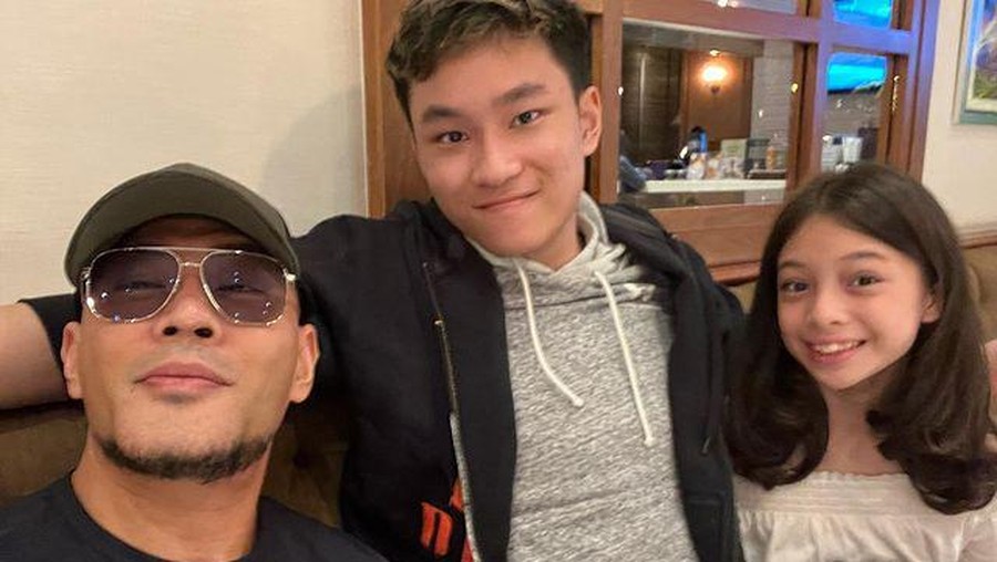Azka Corbuzier menjadi sorotan usai memperkenalkan Nada, putri angkat ayahnya Deddy Corbuzier. Yuk, intip potret mereka!
