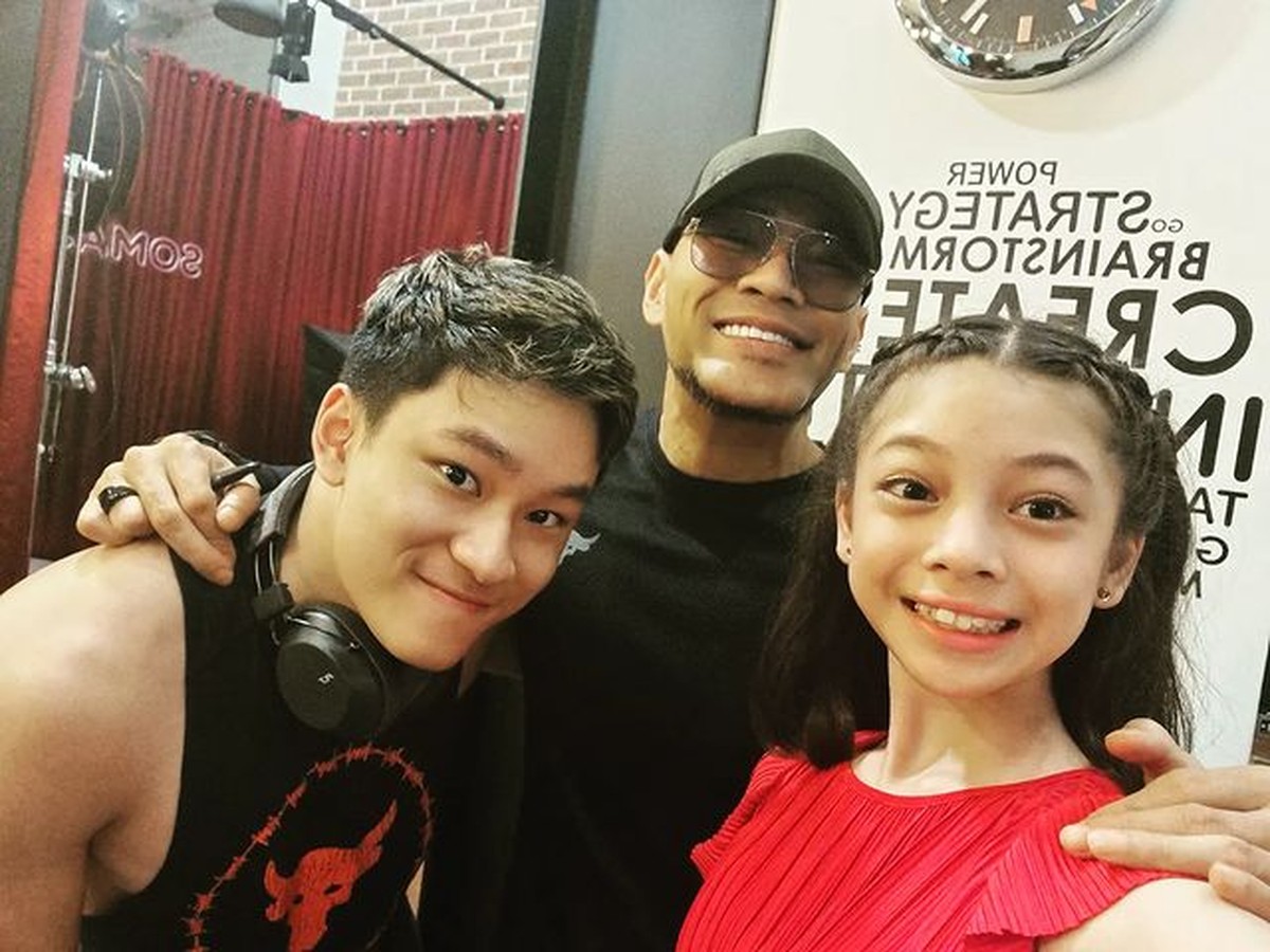 Azka Corbuzier menjadi sorotan usai memperkenalkan Nada&comma; putri angkat ayahnya Deddy Corbuzier&period; Yuk&comma; intip potret mereka&excl;
