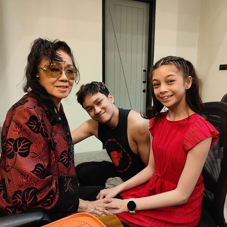 Azka Corbuzier dan Putri Angkat Deddy Corbuzier Azka Corbuzier menjadi sorotan usai memperkenalkan Nada, putri angkat ayahnya Deddy Corbuzier. Yuk, intip potret mereka!