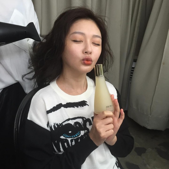 <p>Tak hanya sukses di dunia seni peran, Barbie Hsu juga memiliki karier cemerlangdi bidang modeling, lho. Ia pun sering menjadi model untuk berbagai brand dan majalan papan atas. (Foto: Instagram @hsushiyuan)</p>