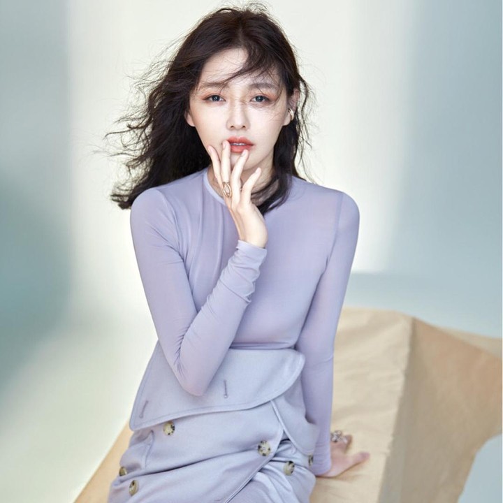 <p>Selain menggeluti dunia akting, Barbie Hsu juga punya karier yang bersinar di bidang modeling. Ia kerap menjadi model untuk brand fashion dan majalah papan atas. (Foto: Instagram @hsushiyuan)<br /><br /><br /></p>