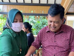 Sambutan Keluarga Eks Walkot Pasuruan yang Bebas dari Penjara